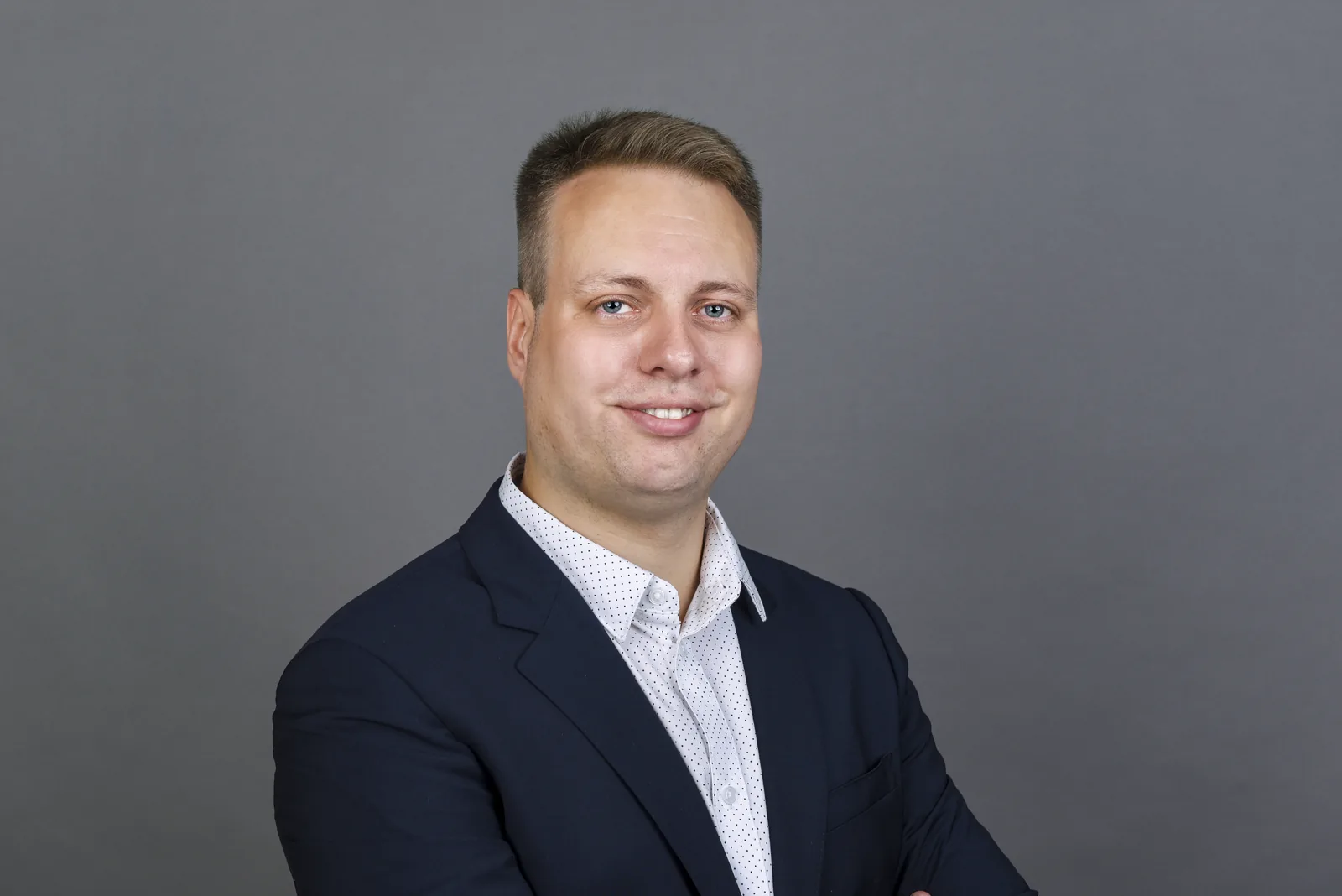 Portrait of Nils Lappenbusch in a dark blazer and white shirt