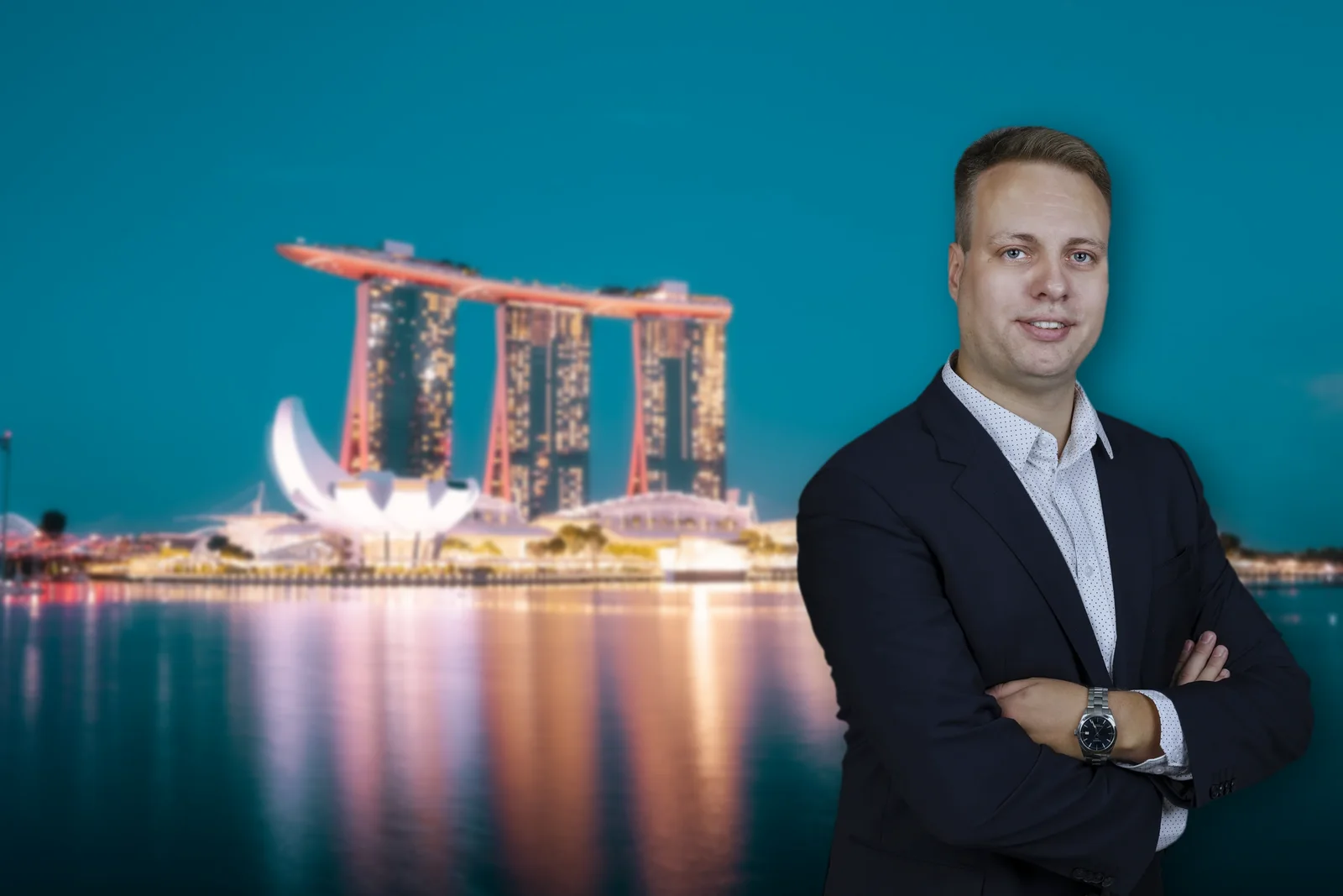 Nils Lappenbusch in front of the Marina Bay skyline at dusk